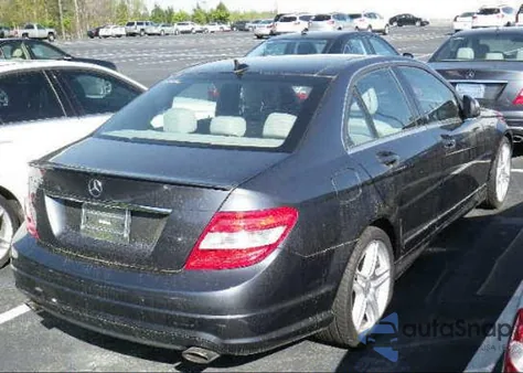 2009 Mercedes-Benz C350 z USA, uszkodzony, nr VIN WDDGF56X99R062719